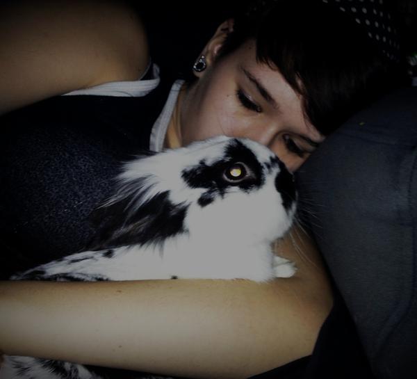 Kuscheln und dabei Fernsehen (: