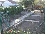 Ein paar Wochen sp�ter waren die Arbeiten schon ein ganzes St�ck weiter.Der Weg nach hinten zum Gehege ist fertig,die Beete und Rasenfl�chen...